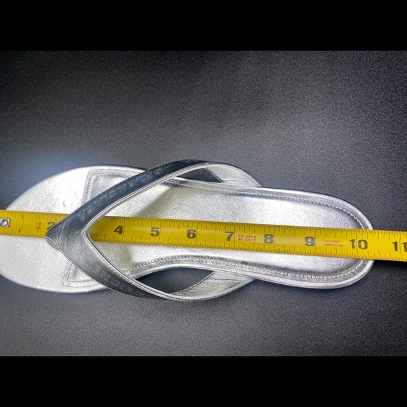 Balenciaga Women’s Round Metallic Leather Flip Flops SIZE 40 SILVER AUTHENTIC - Picture 7 of 8